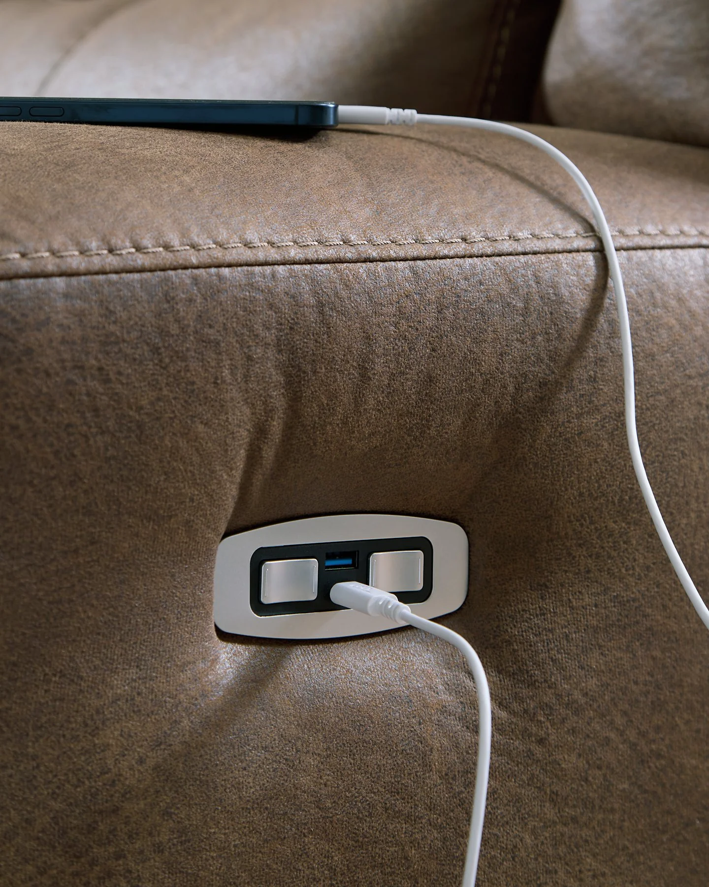 Beckley Place Power Reclining Loveseat with Console - Image 12