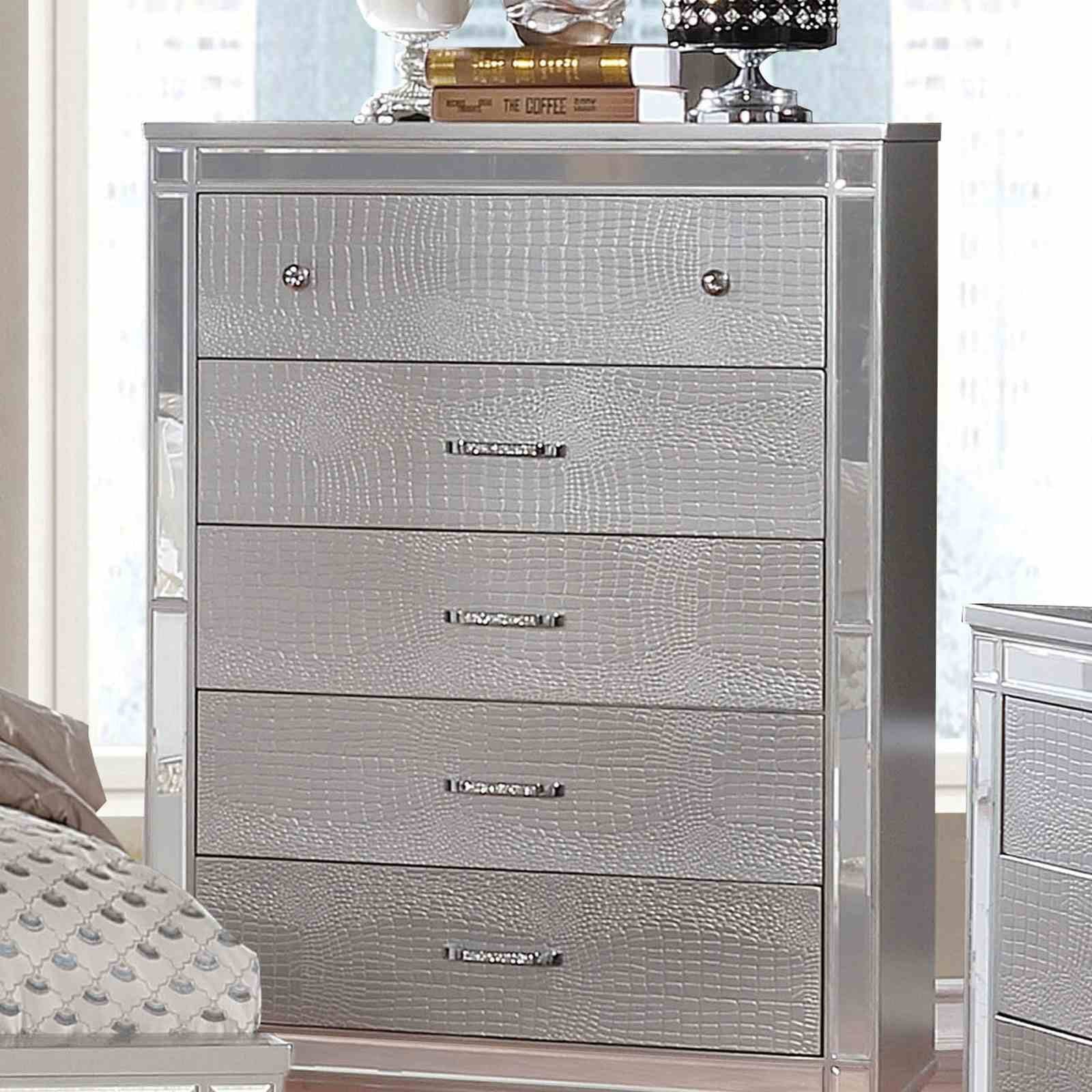 Brachium 5 Pc. Queen Bedroom Set w/ Chest - Image 6