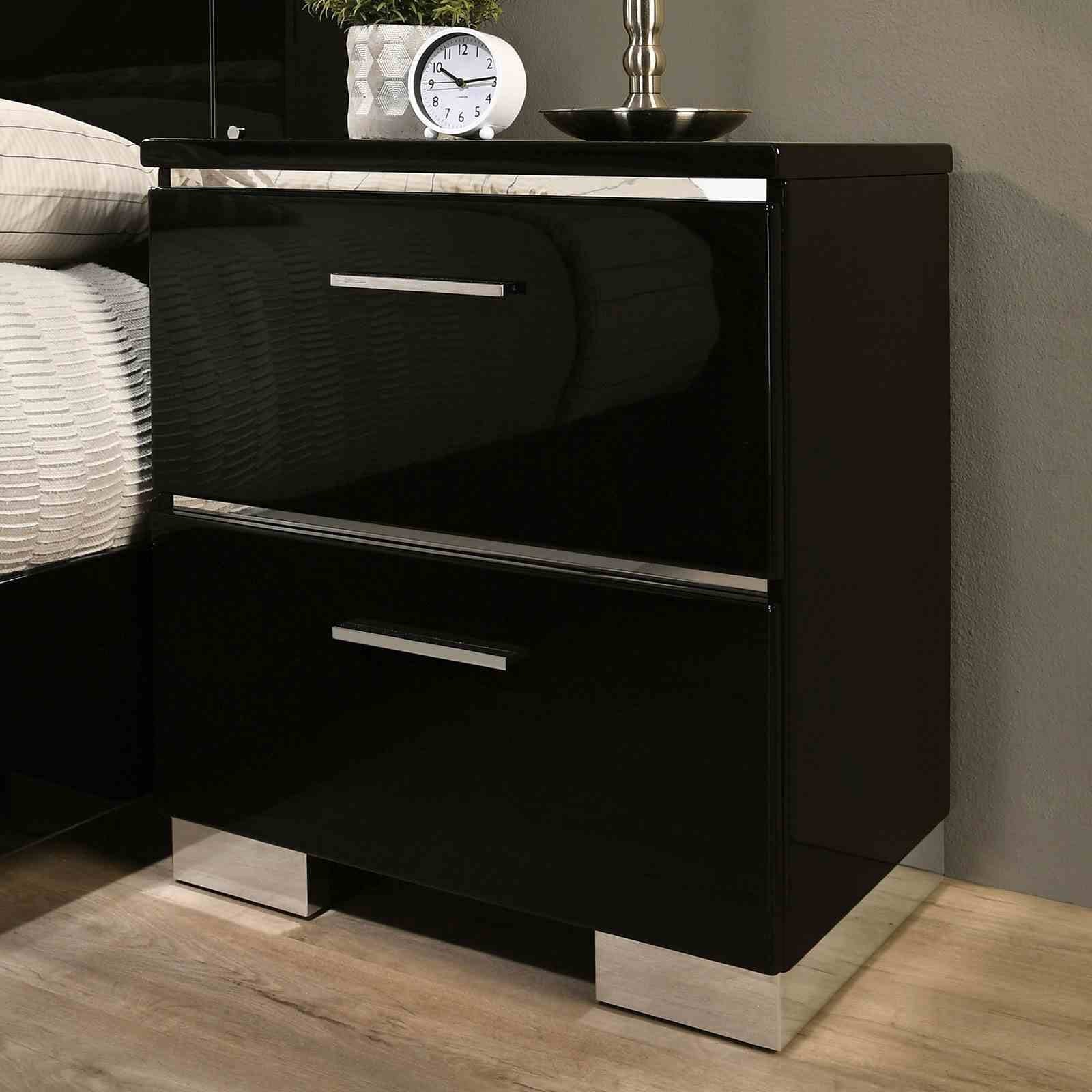 Carlie 5 Pc. Queen Bedroom Set w/ Chest - Image 3