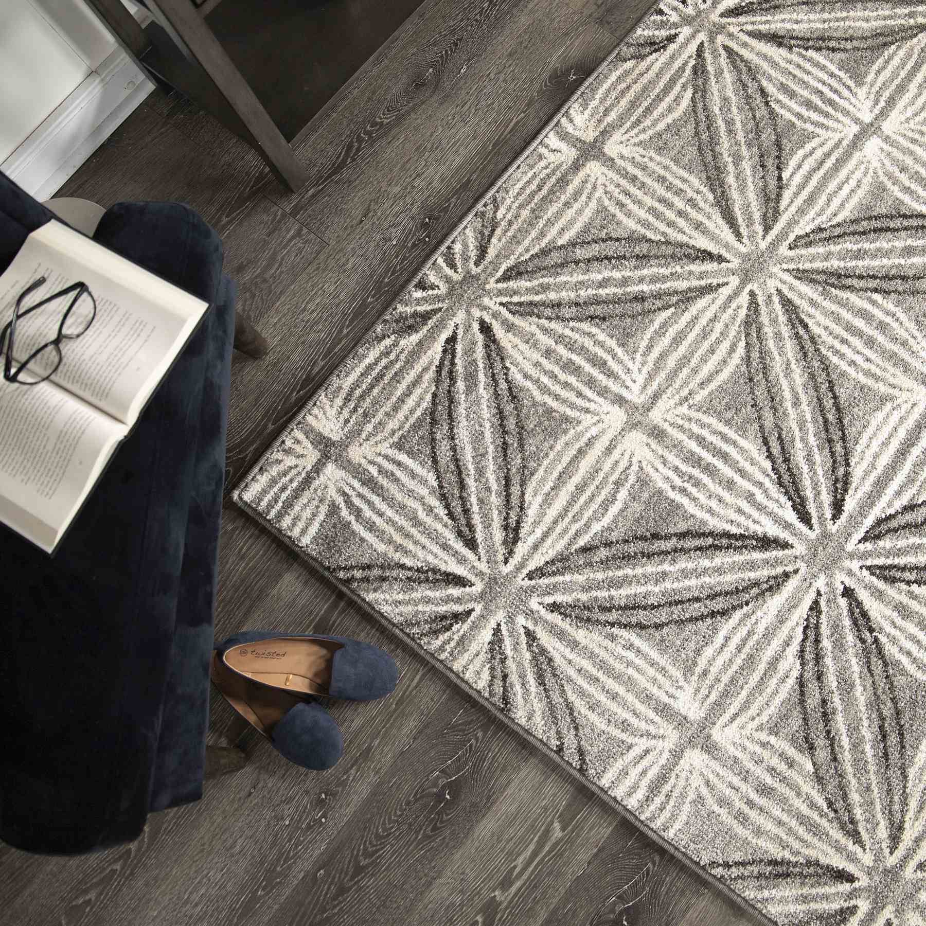 Daisy Contemporary 5x8 Area Rug in Gray/Cream - Image 6