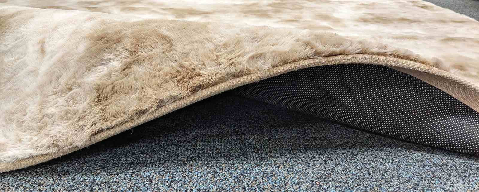 Famalica 5' X 7' Area Rug - Image 4