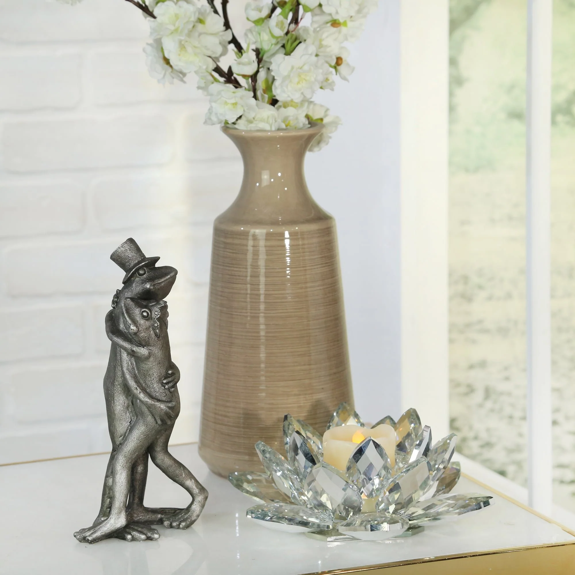Hugging Frogs Figurine - Image 10