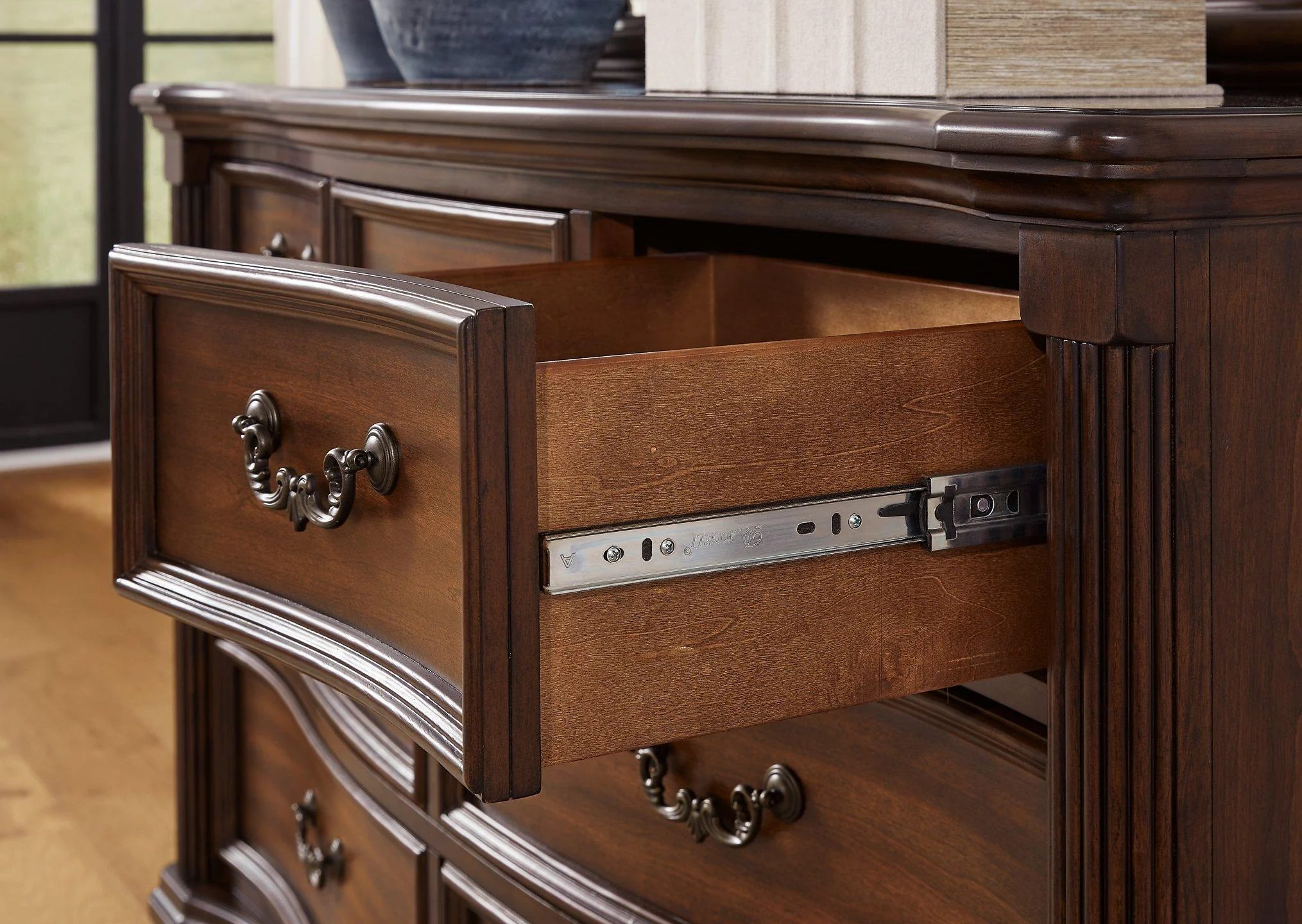 Lavinton Bedroom Set - Image 20
