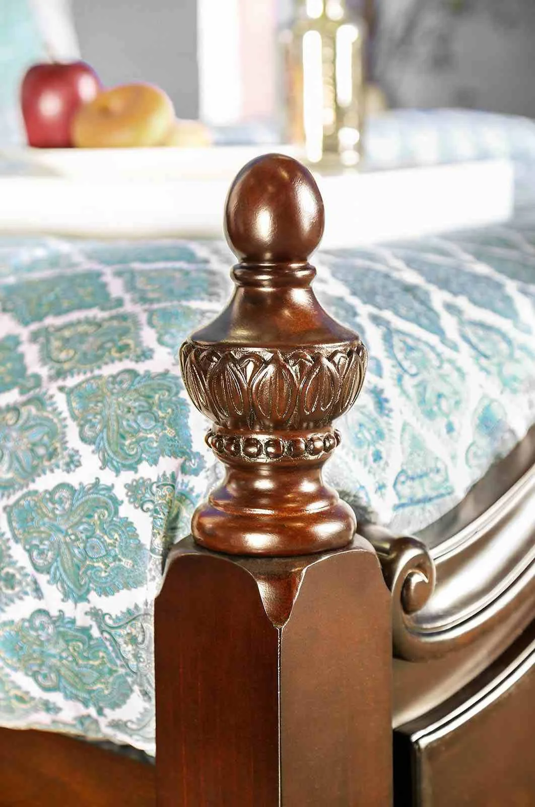Mandura Queen Bed, Cherry - Image 3