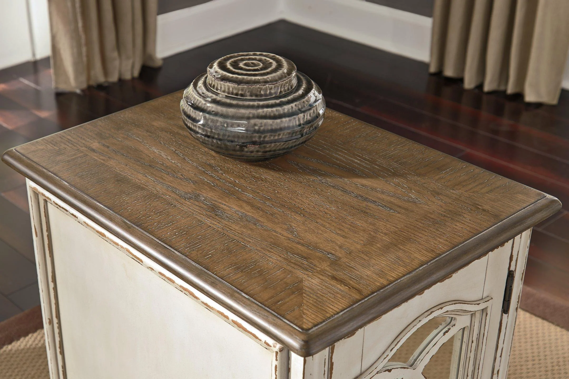 Realyn Chairside End Table - Image 19