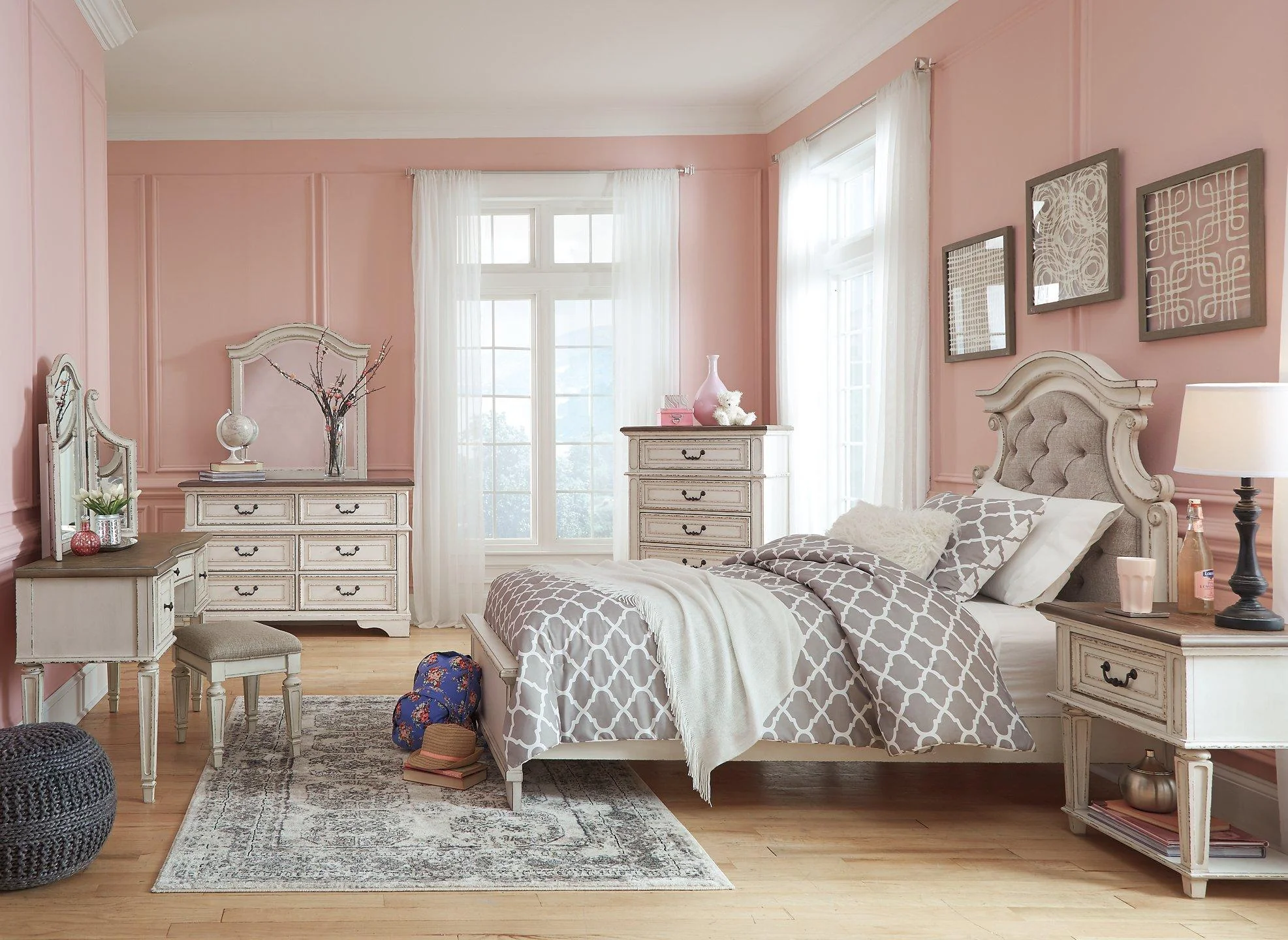 Realyn Chest of Drawers - Image 9
