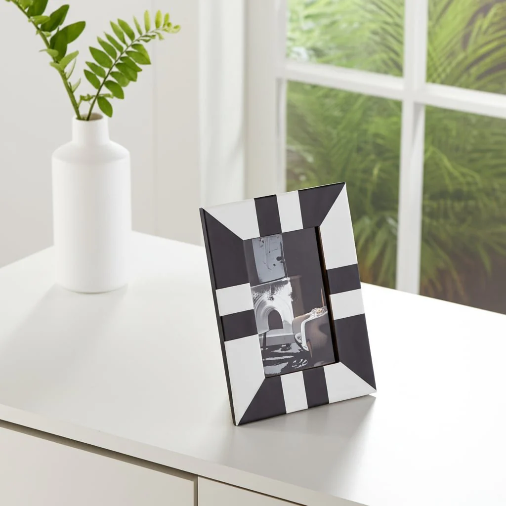 Resin, 4x6 Geometric Photo Frame, Black/white - Image 11