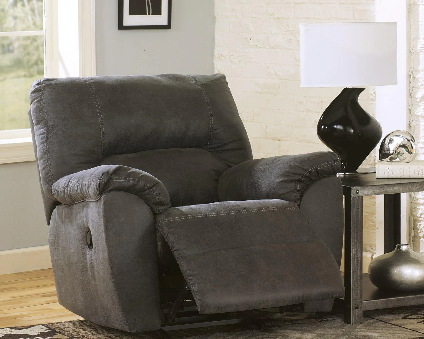 Tambo Recliner - Image 2