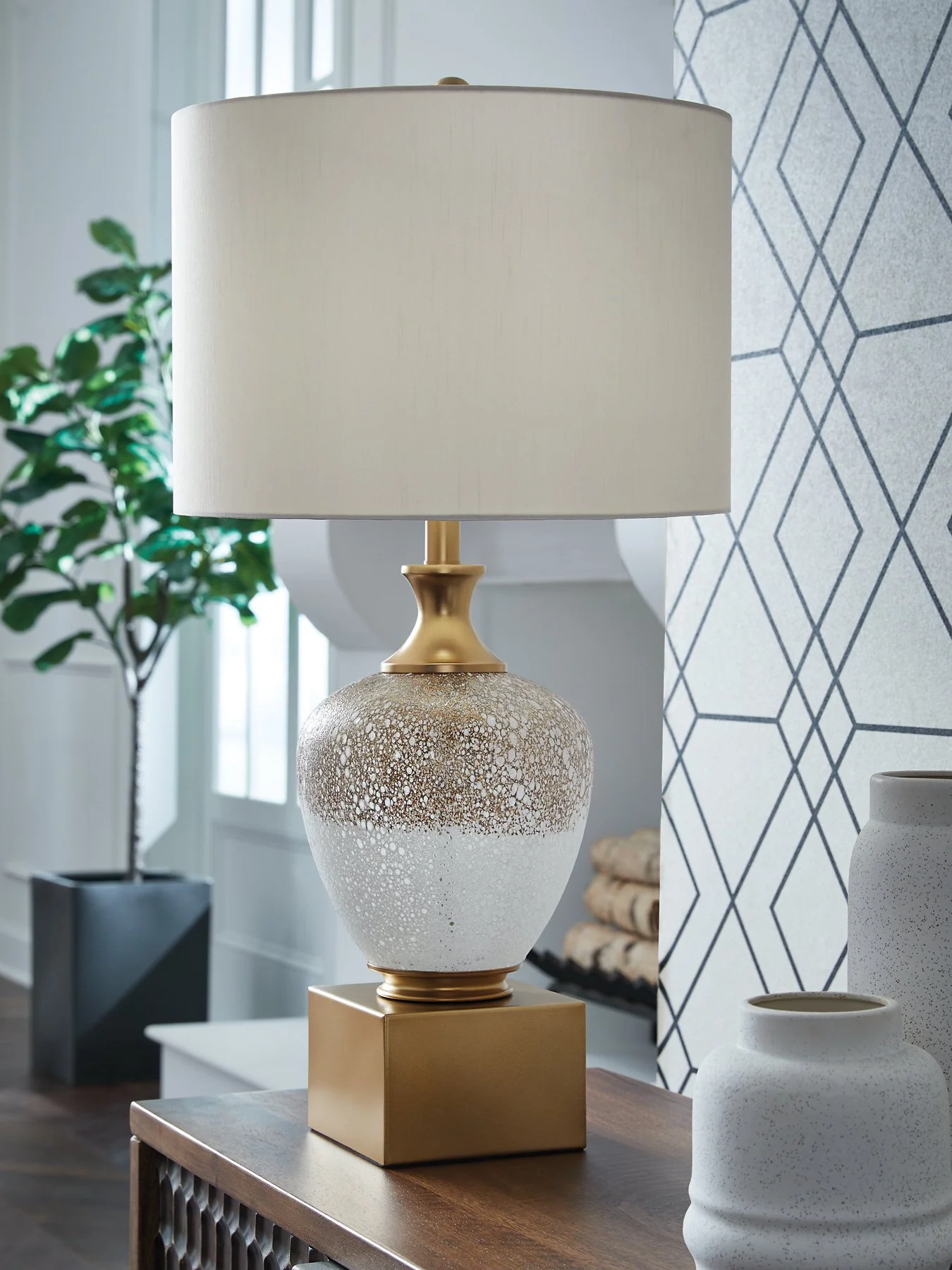 Tavisburg Table Lamp - Image 2