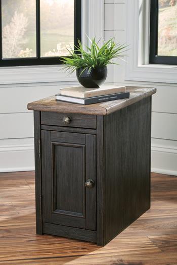 Tyler Creek Chairside End Table with USB Ports & Outlets - Image 3