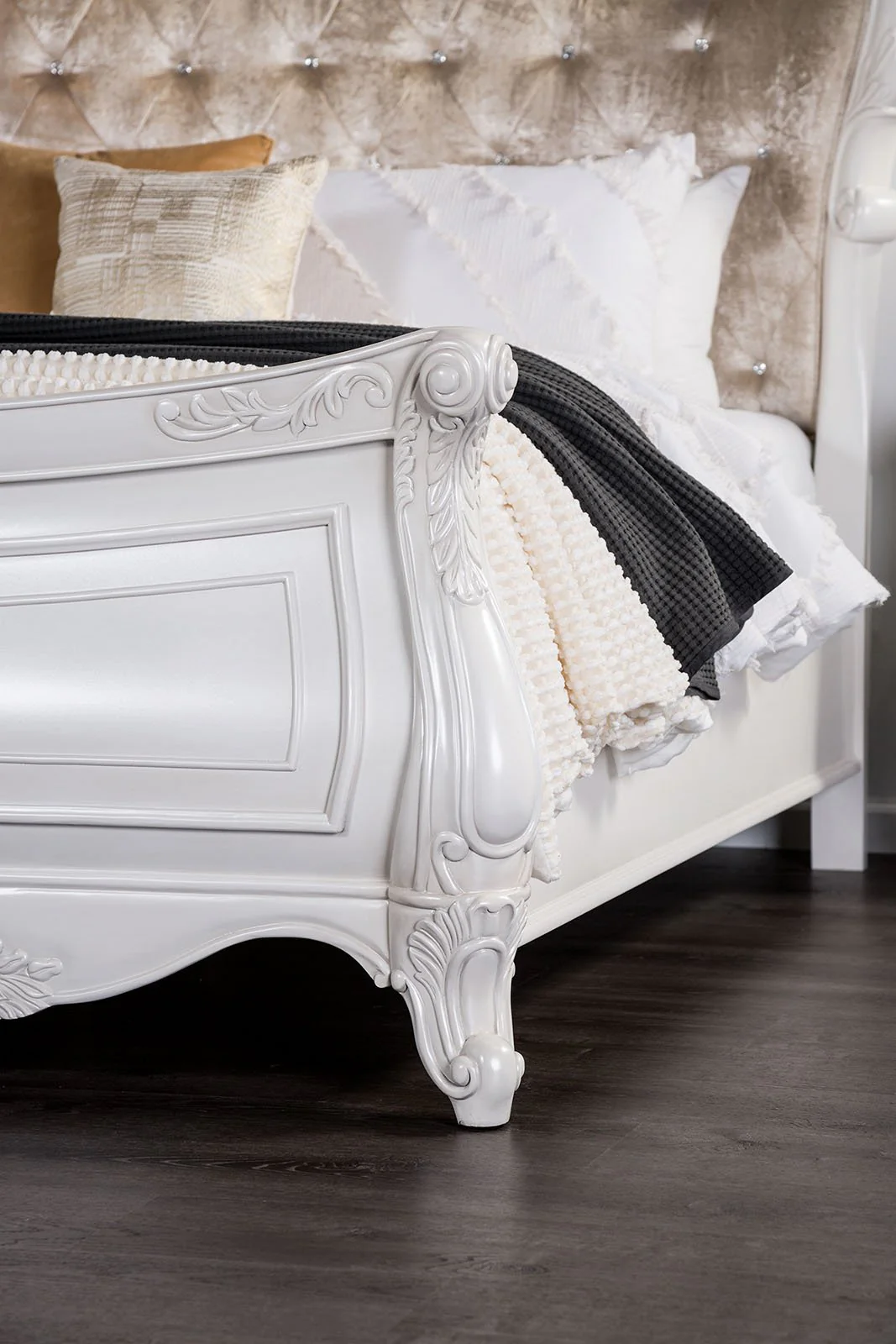 Valentini 5 Pc. Queen Bedroom Set w/ Chest - Image 2